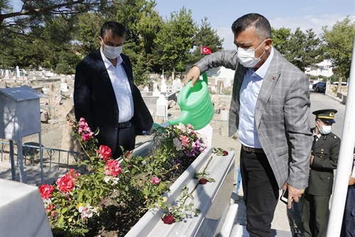 15 TEMMUZ ŞEHİDİMİZ KOMİSER YARDIMCISI KÜBRA DOĞANAY VE İLÇEMİZ ŞEHİTLERİ, KABİRLERİ BAŞINDA DUALARLA ANILDI